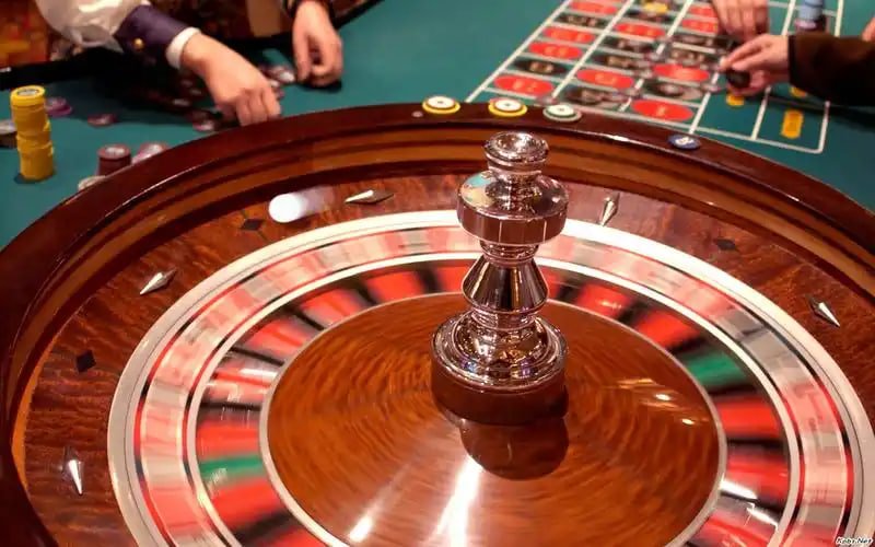 Pengguna menikmati akses sports betting melalui perangkat ponsel di berbagai lokasi