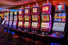 Pengguna menikmati permainan Live Casino melalui perangkat mobile dengan tampilan interface yang jernih dan menarik